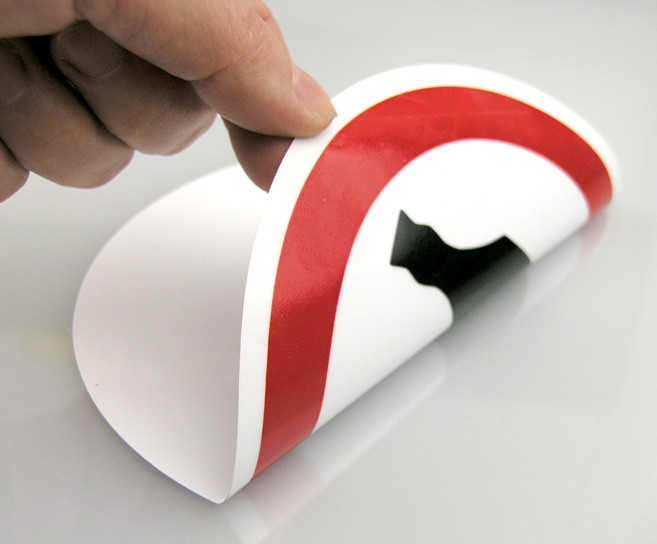 Seestpoolt kleebitav ohutusmärgis.